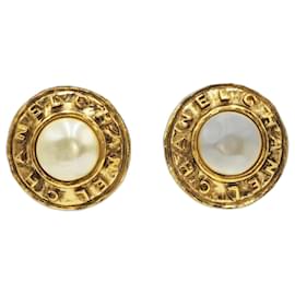 Orecchini a perla finta con medaglione martellato vintage di Chanel