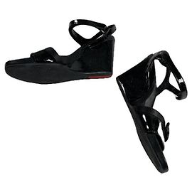 Tacco in pelle verniciata nera Prada