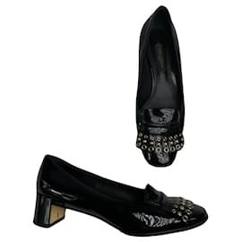 Louis Vuitton en cuero patentado negro en mayúsculas