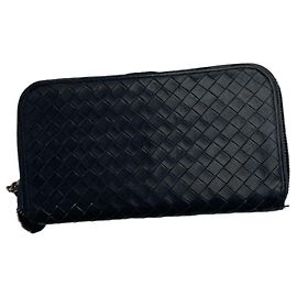 Billetera de cuero negro Intrecciato de Bottega Veneta