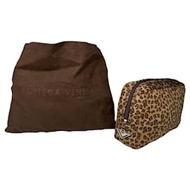 Pochette Knot in cotone marrone di Bottega Veneta