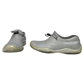 Prada türkisfarbene Ledertrainer
