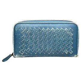 Billetera de cuero azul Intrecciato de Bottega Veneta
