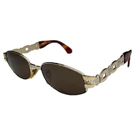 Óculos de sol de metal dourado Fendi