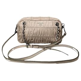Borsa in pelle rosa Prada Re-Edition 2005