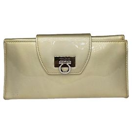 Portafoglio in pelle verniciata beige Salvatore Ferragamo