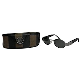 Óculos de sol de plástico preto Fendi