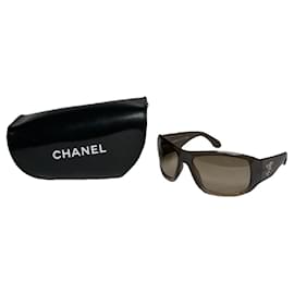 Occhiali da sole in plastica khaki di Chanel