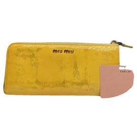 Cartera de cuero patentado amarillo Miu Miu