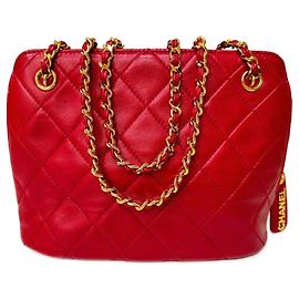 Borsa Chanel in pelle trapuntata rossa con catena dorata