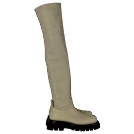 Bota Bottega Veneta The Lug acima do joelho em couro marfim