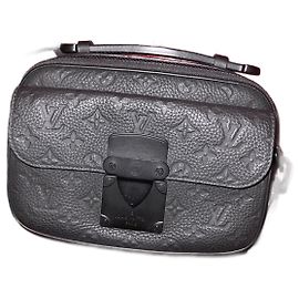 Louis Vuitton S Lock Messenger in pelle Taurillon nera