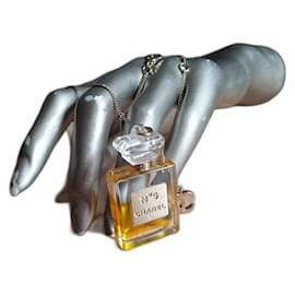 Collana Chanel No.5 in metallo con pendente CC