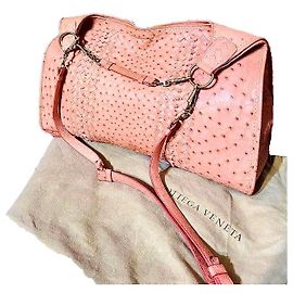 Borsa da viaggio Bottega Veneta in pelle di struzzo rosa