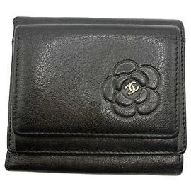 Billetera compacta de piel de cordero Camelia de Chanel