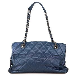 Bolsa de compras chique em caviar iridescente matelassado azul Chanel