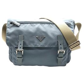 Borsa a tracolla incrociata Prada Sport in nylon blu chiaro con tracolla in pelle e logo