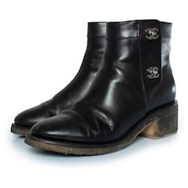 Chanel, botas de cuero negro con cierres CC de giro