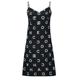 Vestido estampado Alpha Coco de la colección Chanel 97P Primavera 1997 Most Wanted Runway Logo