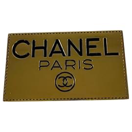 Spilla vintage con targhetta Chanel