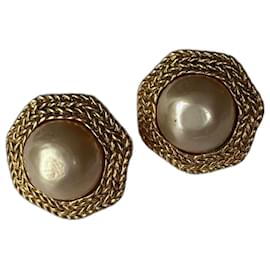 Orecchini vintage in perle finte a forma di eptagono Chanel, modello grande