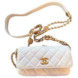 Chanel sac téléphone en cuir blanc avec chaîne dorée
