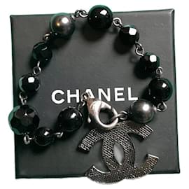 Bracciale in metallo con perle con logo iconico CC in argento Chanel