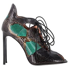 Sandalias de cordones en cuero verde con estampado de serpiente de Roland Mouret