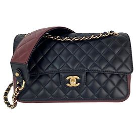 Borsa a spalla Chanel in pelle di vitello trapuntata nera bordeaux con pattina