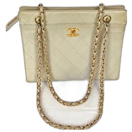 Borsa Chanel in pelle caviar beige con finiture oro