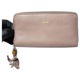 GUCCI Portafoglio zip-around in pelle di vitello Cellarius con nappina in bambù Rosa chiaro