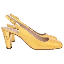 Chanel CC Slingback Pumps aus gelbem Lackleder
