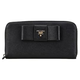 Cartera larga redonda con cinta Prada