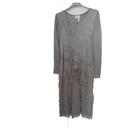 Langes Kleid mit Rüschen und Stickereien am Oberteil des Kleides - Elisa cavaletti