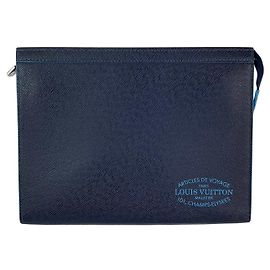 Borsa a mano Louis Vuitton Pochette Voyage MM in pelle Taiga blu scuro Edizione limitata