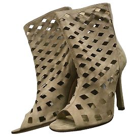 Botas de Tobillo Jimmy Choo Reese con Punta Abierta y Recortes Gris Ante