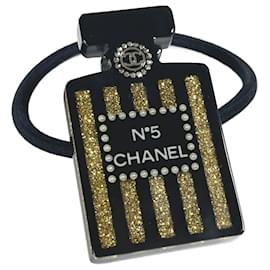 Chanel 17A Logo Parfümflasche Design Haargummi