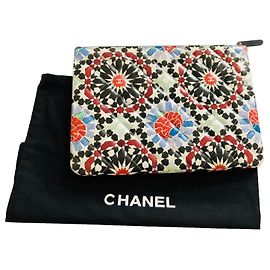 Chanel Clutch Paris Dubai de piel de cordero acolchada multicolor