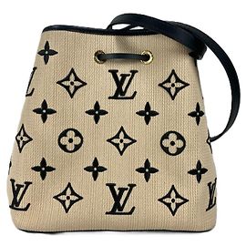 Borsa a spalla NeoNoe MM Monogram Louis Vuitton a bordo piscina