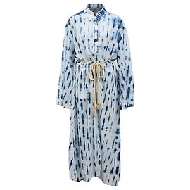 Maxikleid aus blauer Baumwolle mit Gürtel und Batik von Nanushka