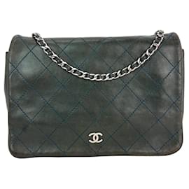 Bolso cruzado de piel de cordero acolchado Chanel con cadena