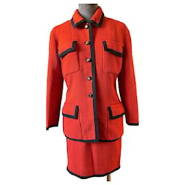 Traje de falda Chanel de tweed color coral