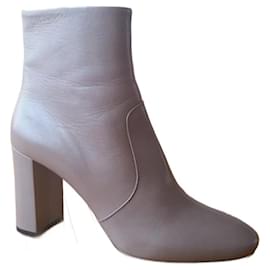 BOTINES PRADA CON TACÓN EN CUERO GRIS.