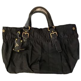 Borsa a mano Prada in nylon nero