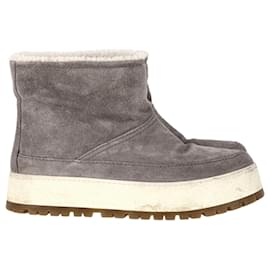 Stivali invernali alla caviglia foderati in shearling in suede grigio di Prada