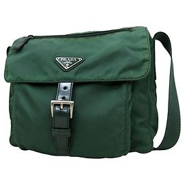 Borsa a tracolla Prada in nylon tessuto verde scuro con logo e fibbia