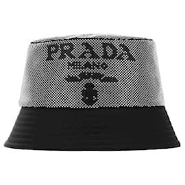 Prada Bucket Hat Re-Nylon Schwarz mit Nieten