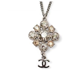 Pendente di collana argento Chanel con il marchio Coco CC