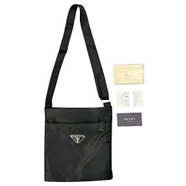 Bolso pequeño cruzado de nylon tessuto negro con logo de Prada
