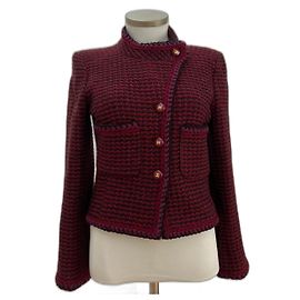 Jaqueta Chanel de tweed bordô com botões CC